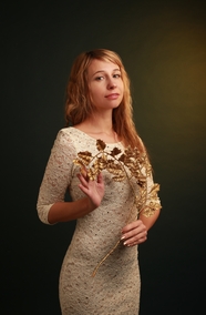 手持金饰的优雅气质俄罗斯美女图片