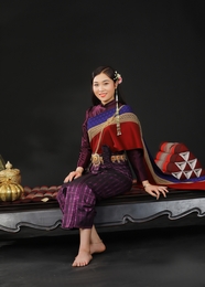 身穿紫色泰国服饰的美女图片