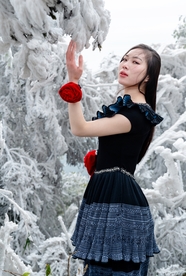 冬季冰雪世界越南服饰美女写真图片