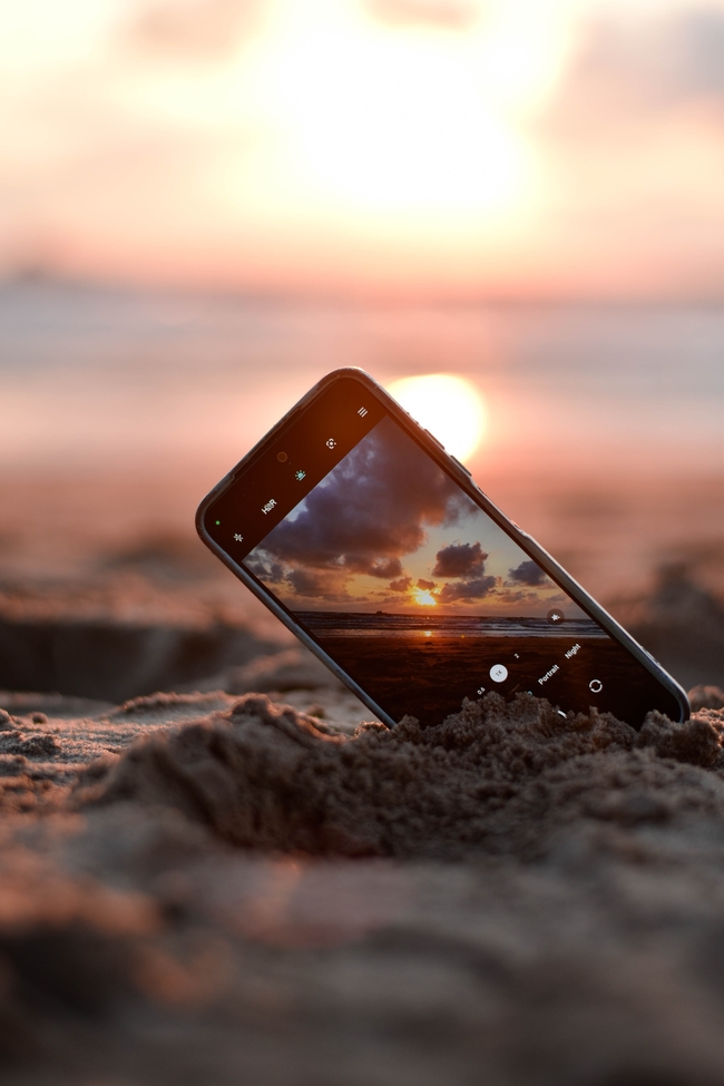 日暮黄昏海边沙滩手机拍摄夕阳图片
