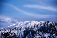 冬季蓝色天空雪山山脉风光摄影图片