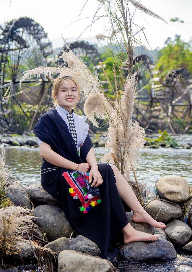 坐在溪边岩石上的传统服饰美女图片