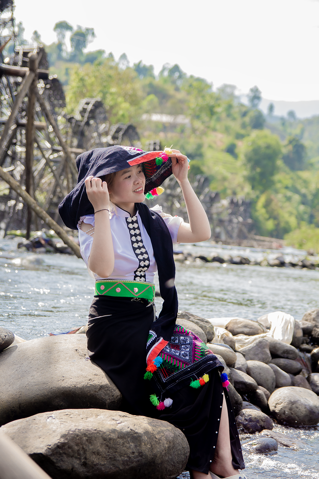 坐在河边穿着传统服饰的美女精美图片