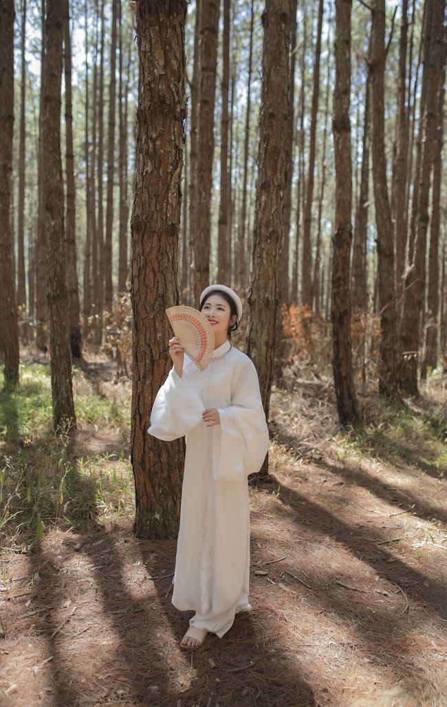 春天树林白色越南服饰美女写真图片