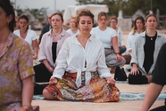 女性集体冥想瑜伽摄影图片