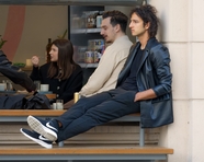 欧美街拍两个男人坐在咖啡厅外休息图片