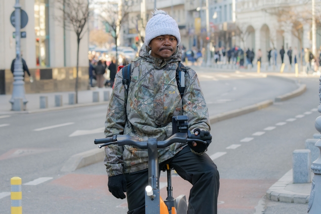 欧美街拍街头骑行帅哥图片