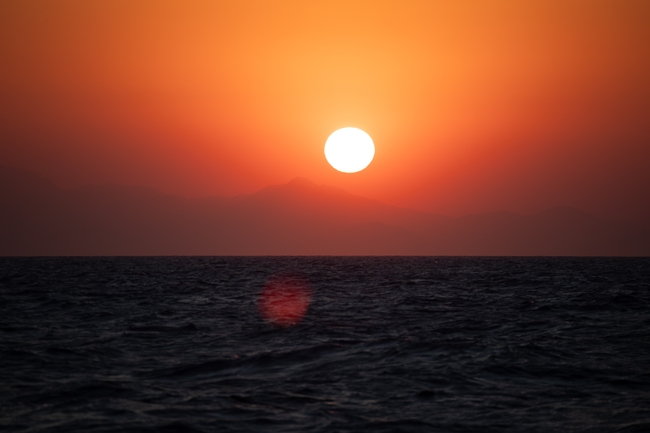 日暮黄昏海平面夕阳余晖摄影图片