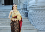 泰国传统服饰微笑美女摄影图片
