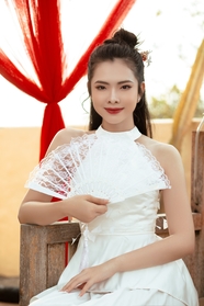 手持折扇的亚洲东方美女图片