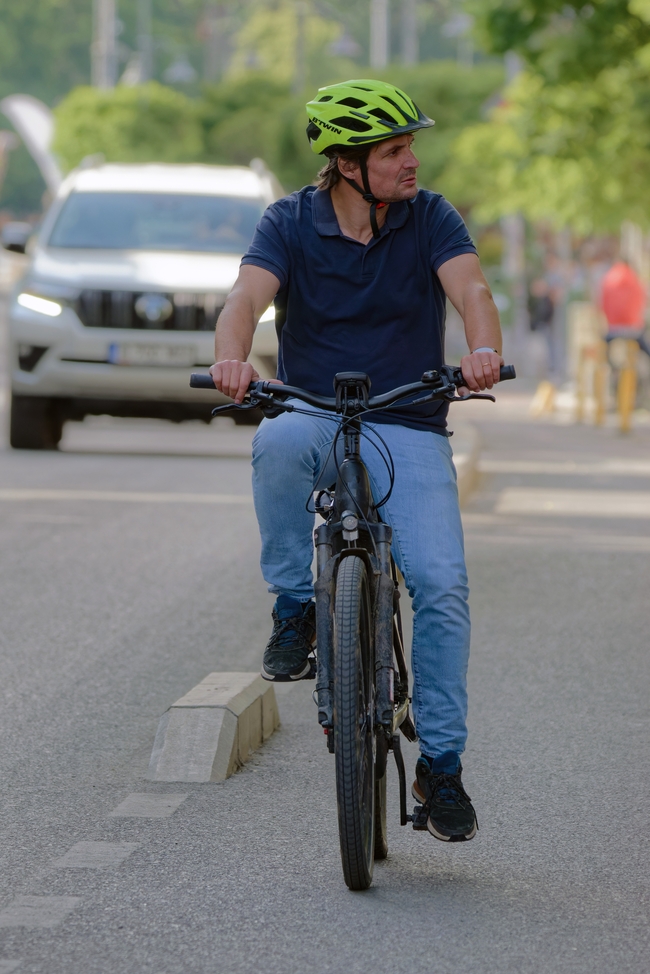 欧美街拍骑自行车的男人图片