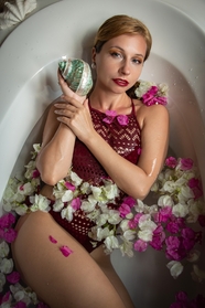 性感俄罗斯美女浴缸写真艺术照图片