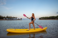 女子单人水上划皮艇摄影图片