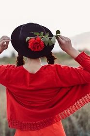 红色上衣戴帽美女背影写真图片