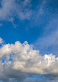 蓝色天空白色云团背景摄影图片
