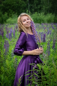 夏季紫色花草丛美女写真摄影图片