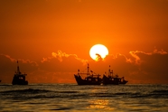 黄昏残阳海上轮船剪影图片