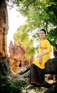 东南亚传统服饰美女户外写真图片