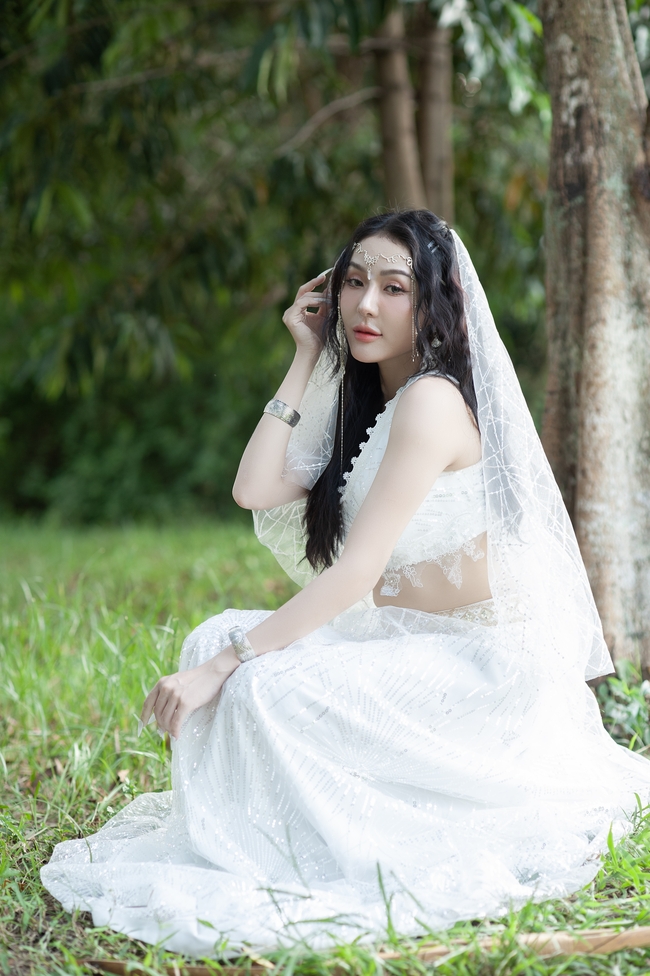 树林草地新娘美女白色婚纱写真图片
