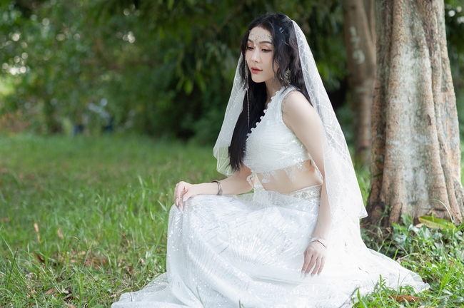 户外树林草地白色婚纱照摄影图片