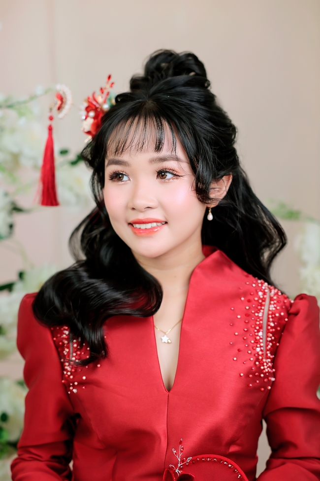 亚洲红色新娘服饰美女图片