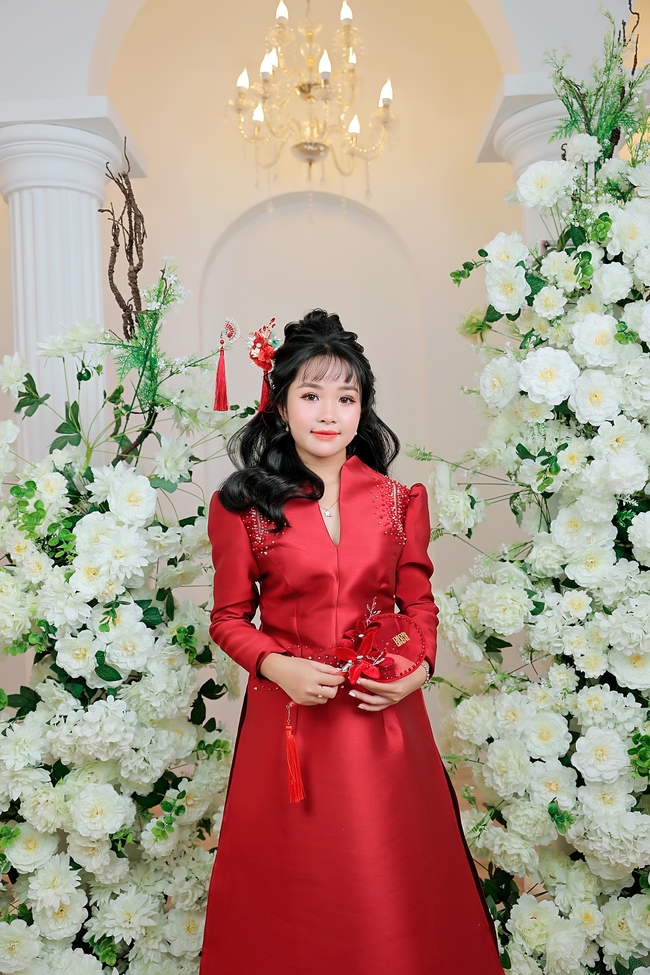 穿着红色新娘喜服的亚洲美女图片