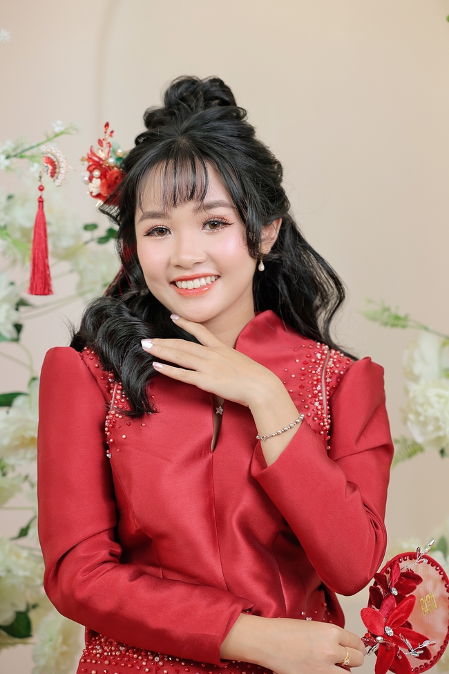 亚洲红色新娘服饰美女写真图片