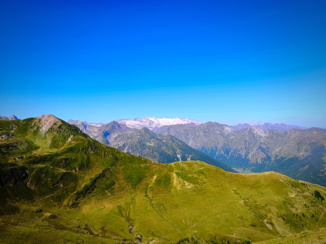 蓝色天空巍峨高山山脉风光摄影图片