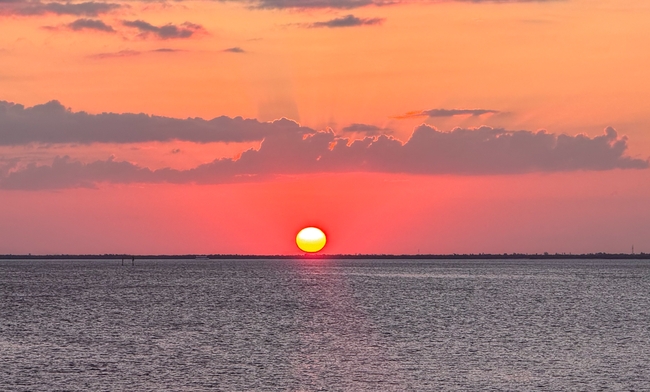 日暮黄昏大海夕阳红摄影图片