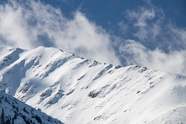 蓝天白云巍峨雪山山脉图片