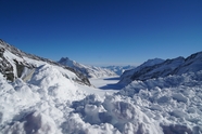 冬季蓝色天空巍峨雪山风光摄影图片