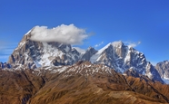 蓝色天空巍峨高山山脉风景图片