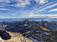 蓝色天空巍峨连绵山脉风景图片