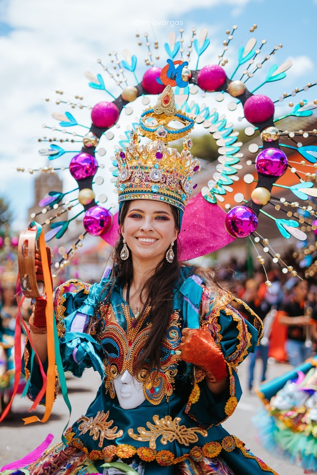 狂欢节欧美美女穿着庆祝服饰图片