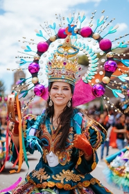 狂欢节欧美美女穿着庆祝服饰图片