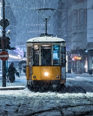 冬季夜晚街头电车雪景摄影图片