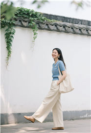 江南小院绿色爬山虎美女摄影图片