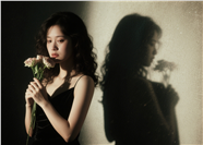亚洲年轻长卷发美女光影艺术摄影图片