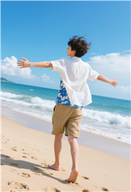 夏日漫步海边沙滩帅哥背影图片