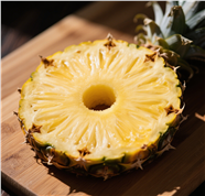 砧板上切开的凤梨图片