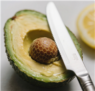 刀具切开的牛油果摄影图片