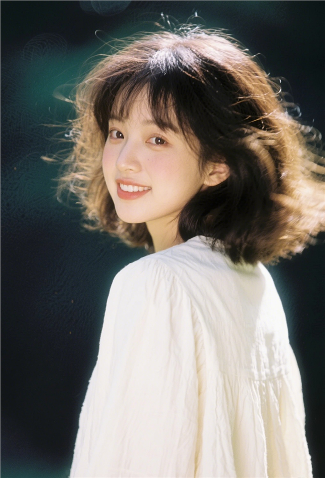 回眸一笑的甜美少女美女图片