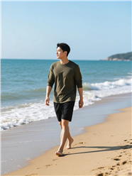 海边年轻亚洲帅哥漫步摄影图片