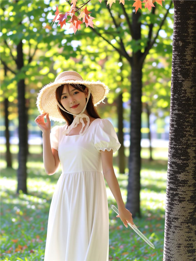 夏日树林戴着遮阳帽的白裙美女图片