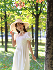 夏日树林戴着遮阳帽的白裙美女图片