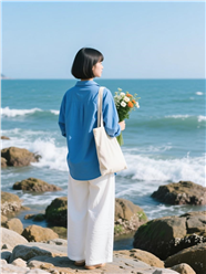 海边礁石蓝色衬衫看海美女背影图片