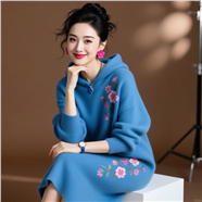 蓝色色羊绒小绣花套装美女写真图片