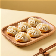 木制托盘上的煎饺图片