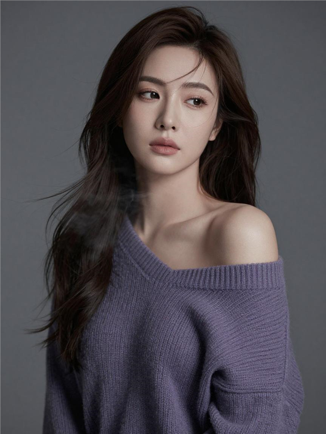 性感小露香肩美女人像艺术写真图片