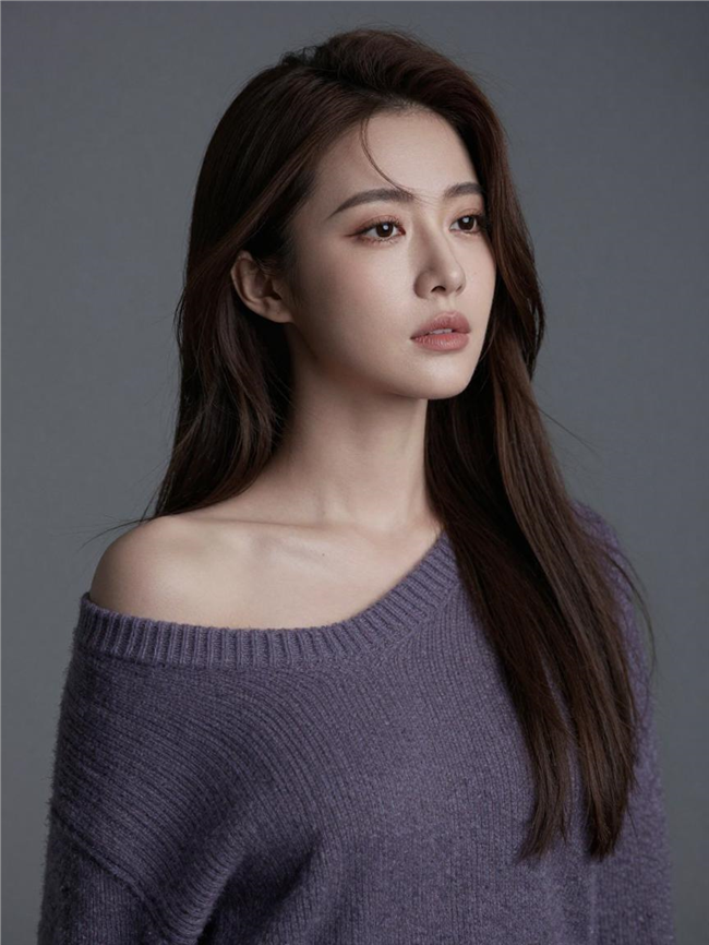 小露香肩性感美女摄影图片